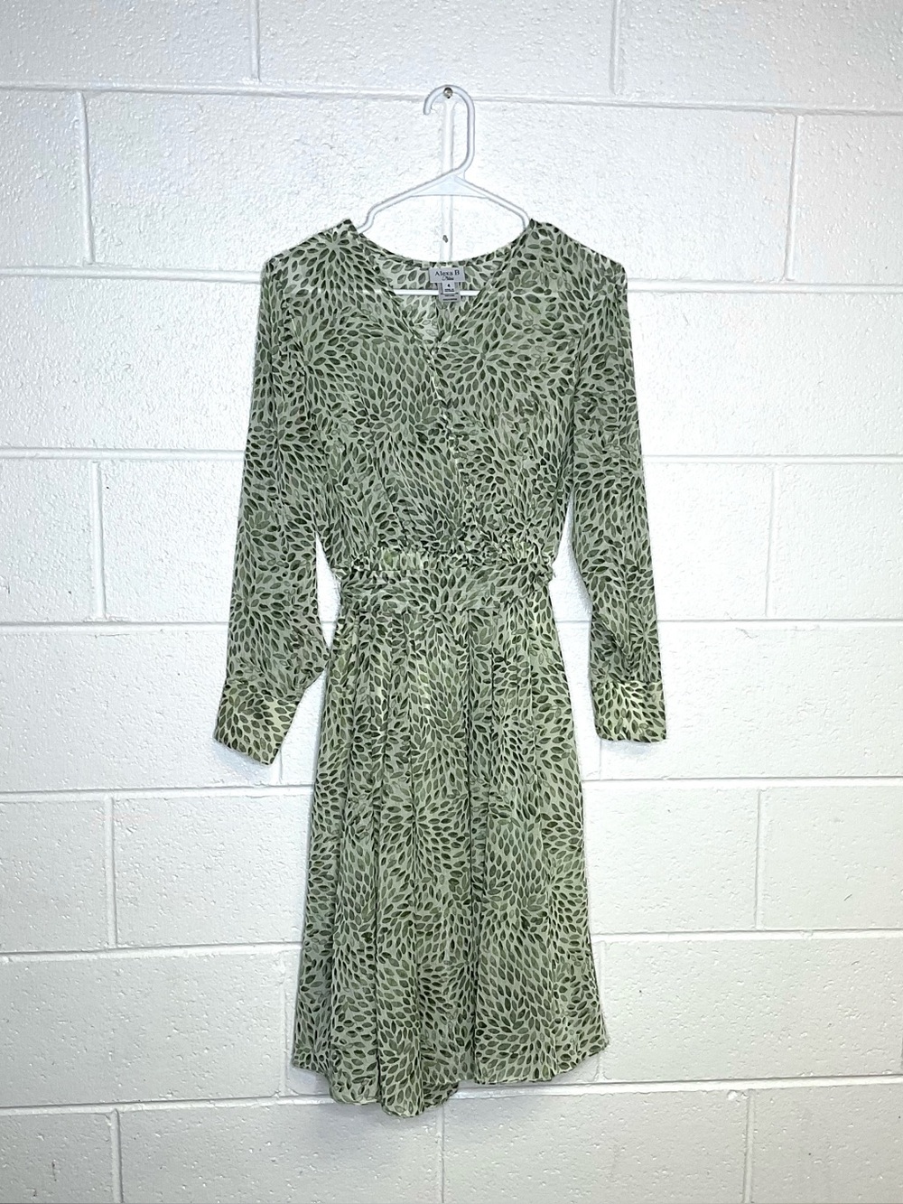 < Alexa B Nites Green Leaf Pattern Long Sleeve Midi Dress >